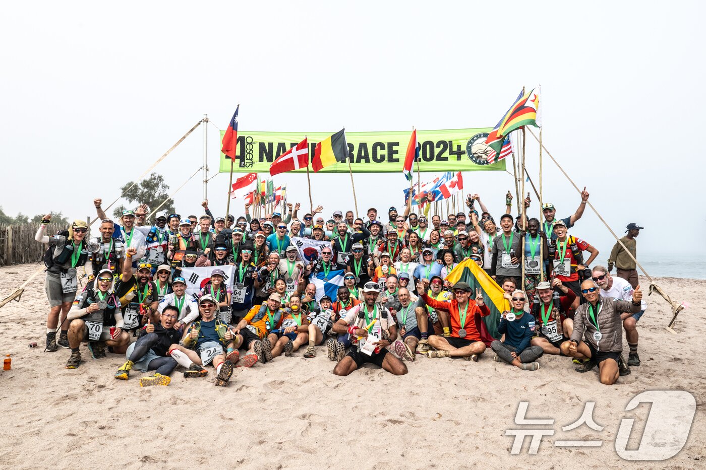 본문 이미지 - 지난 4월 28일부터 6박 7일간 진행한 나마비아 사막횡단 레이스 전체 도전자들의 모습. (김여일 씨 제공) 2024.5.31/뉴스1 ⓒ News1 이수민 기자