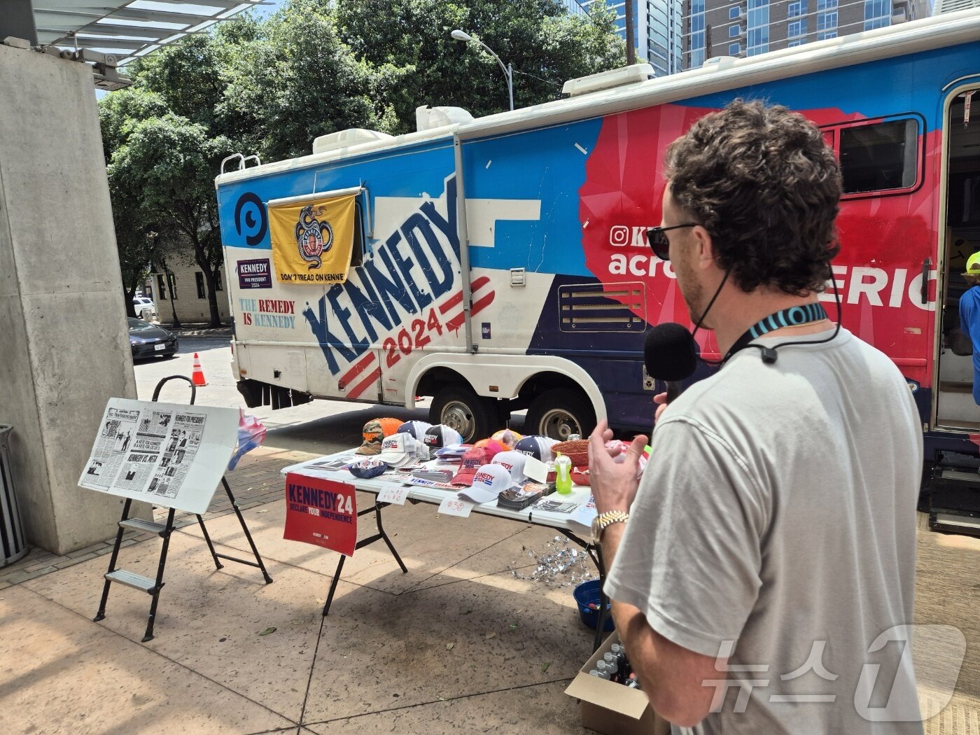 본문 이미지 - 로버트 F. 케네디 주니어 미 대선 무소속 후보의 밈코인 '바비'를 홍보하는 차량이 30일(현지시간) 미 텍사스 오스틴의 오스틴 컨벤션 센터 앞에 정차해 있다. 사진 = 뉴스1 김지현 기자