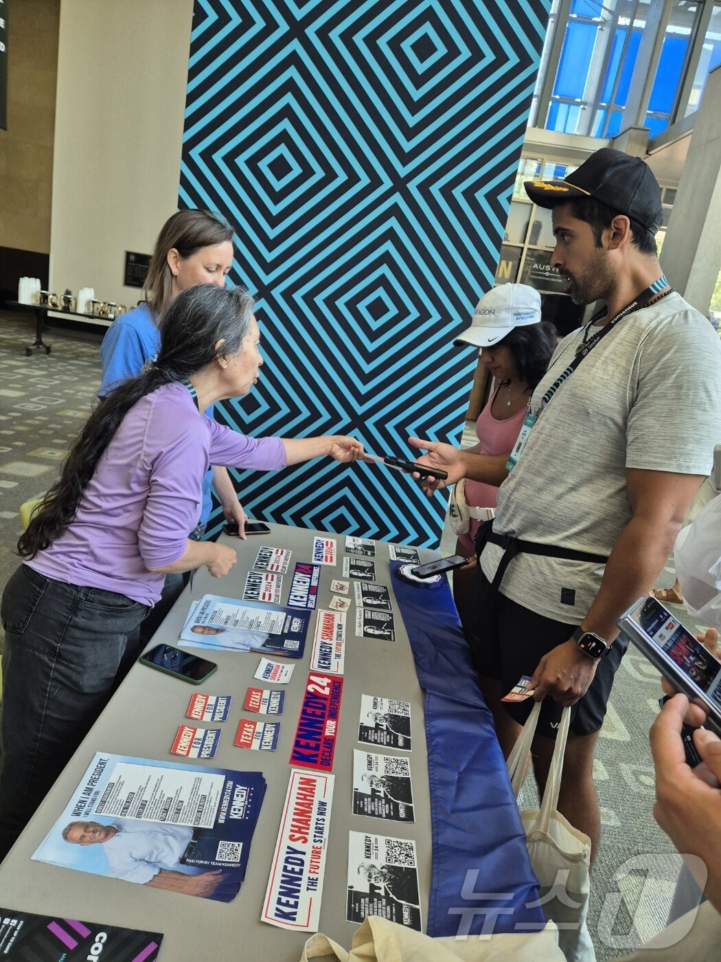 본문 이미지 - 30일(현지시간) 미 텍사스 오스틴에서 열린 컨센서스 2024 행사장 내에서 로버트 F. 케네디 주니어 미 대선 무소속 후보를 홍보하는 관계자들. 사진 = 뉴스1 김지현 기자