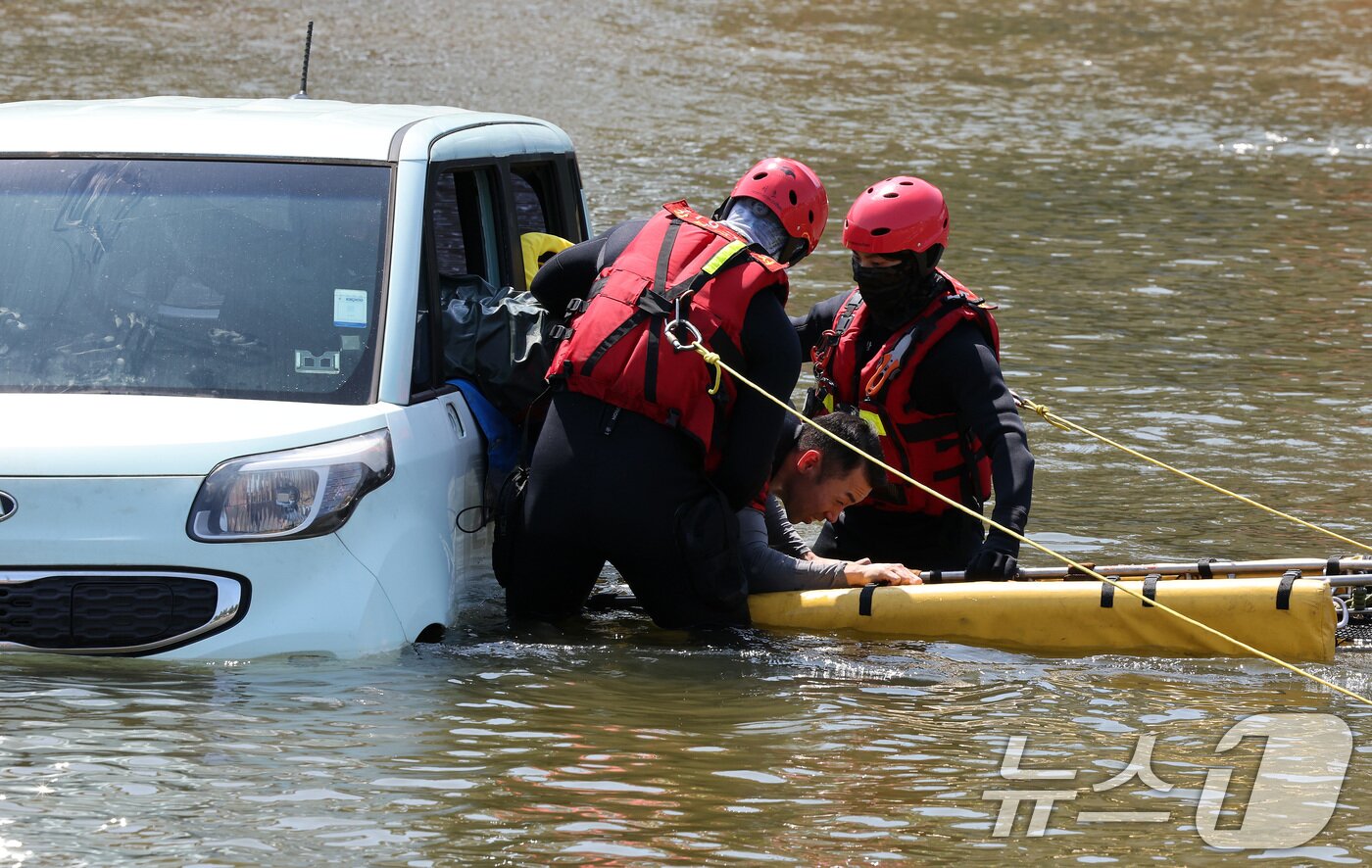 본문 이미지 - 31일 오후 서울 송파구 탄천공영주차장에서 열린 2024 강남구 안전한국훈련에서 풍수해 상황에 대응하는 수습복구 훈련이 진행되고 있다.  2024.5.31/뉴스1 ⓒ News1 이동해 기자