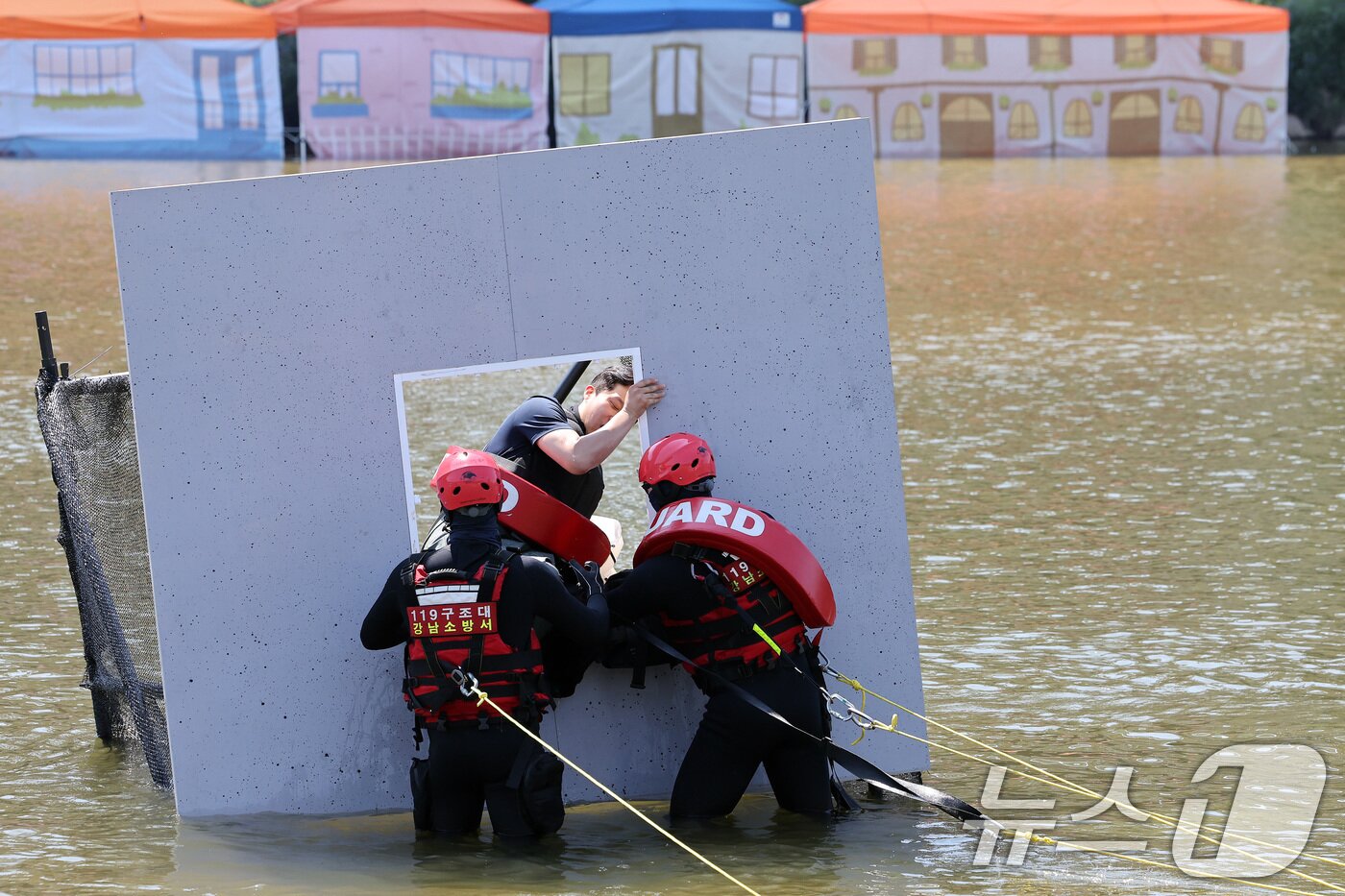 본문 이미지 - 31일 오후 서울 송파구 탄천공영주차장에서 열린 2024 강남구 안전한국훈련에서 풍수해 상황에 대응하는 수습복구 훈련이 진행되고 있다. 2024.5.31/뉴스1 ⓒ News1 이동해 기자
