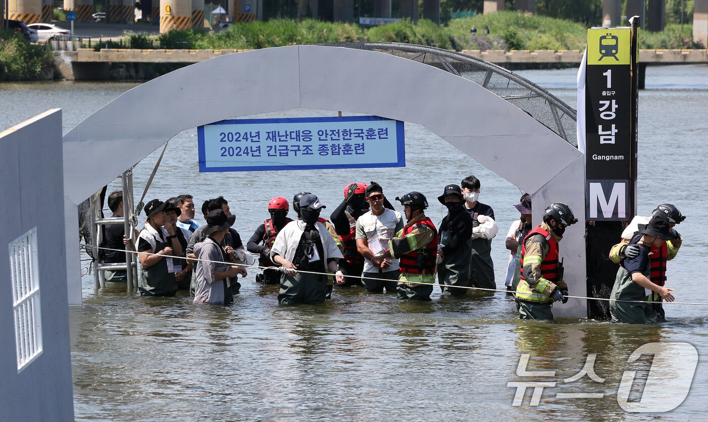 본문 이미지 - 31일 오후 서울 송파구 탄천공영주차장에서 열린 2024 강남구 안전한국훈련에서 풍수해 상황에 대응하는 수습복구 훈련이 진행되고 있다.  2024.5.31/뉴스1 ⓒ News1 이동해 기자