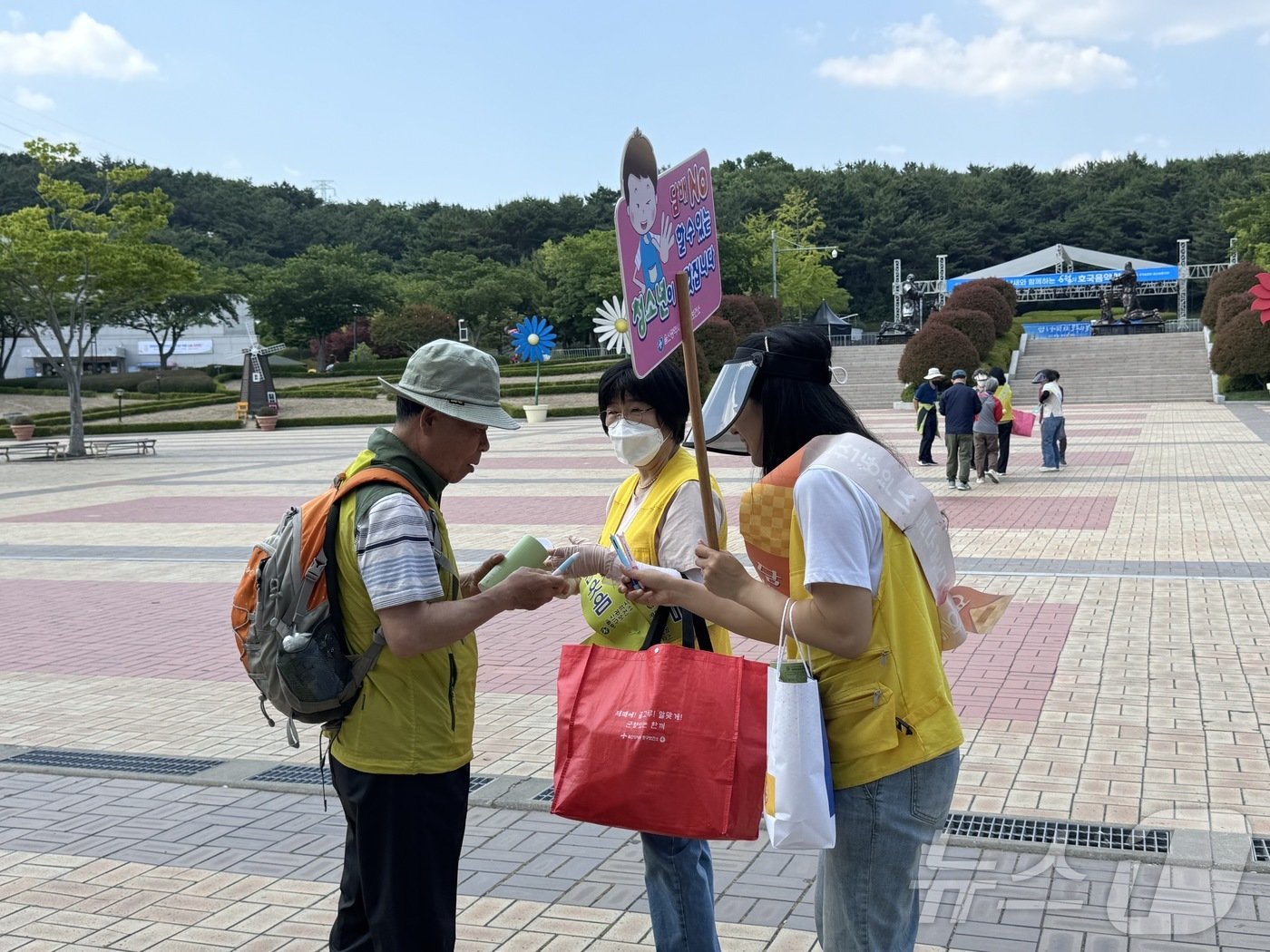 31일 울산시 보건 관계자들이 울산대공원 남문 일대에서 시민들에게 금연홍보 물품을 나눠주고 있다. 2024.05.31ⓒ News1 김세은 기자