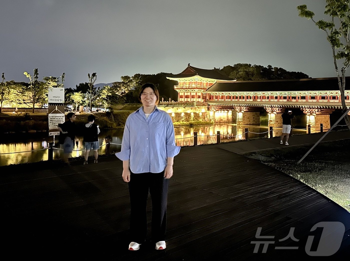 본문 이미지 - 동궁과 월지 야경을 배경으로 인증 사진을 남기는 장미란 문화체육관광부 제2차관ⓒ News1 윤슬빈 기자