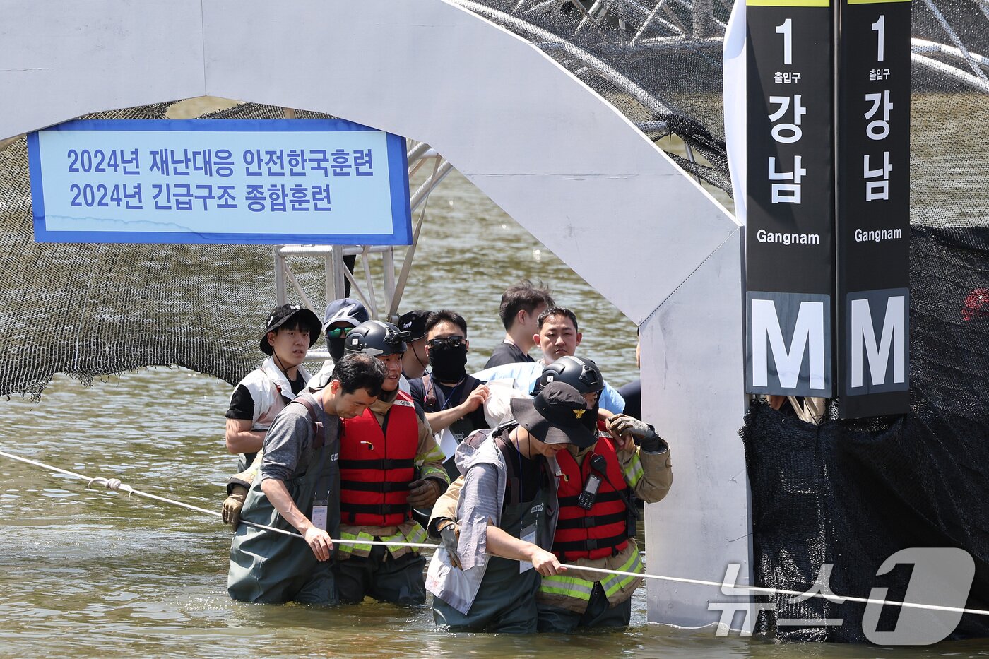 본문 이미지 - 31일 오후 서울 송파구 탄천공영주차장에서 열린 2024 강남구 안전한국훈련에서 풍수해 상황에 대응하는 수습복구 훈련이 진행되고 있다. 2024.5.31/뉴스1 ⓒ News1 이동해 기자