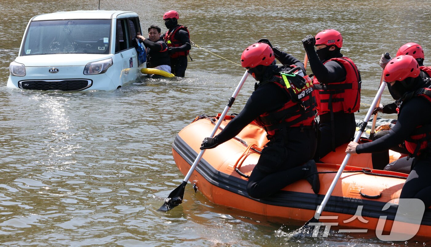 본문 이미지 - 31일 오후 서울 송파구 탄천공영주차장에서 열린 2024 강남구 안전한국훈련에서 풍수해 상황에 대응하는 수습복구 훈련이 진행되고 있다. 2024.5.31/뉴스1 ⓒ News1 이동해 기자