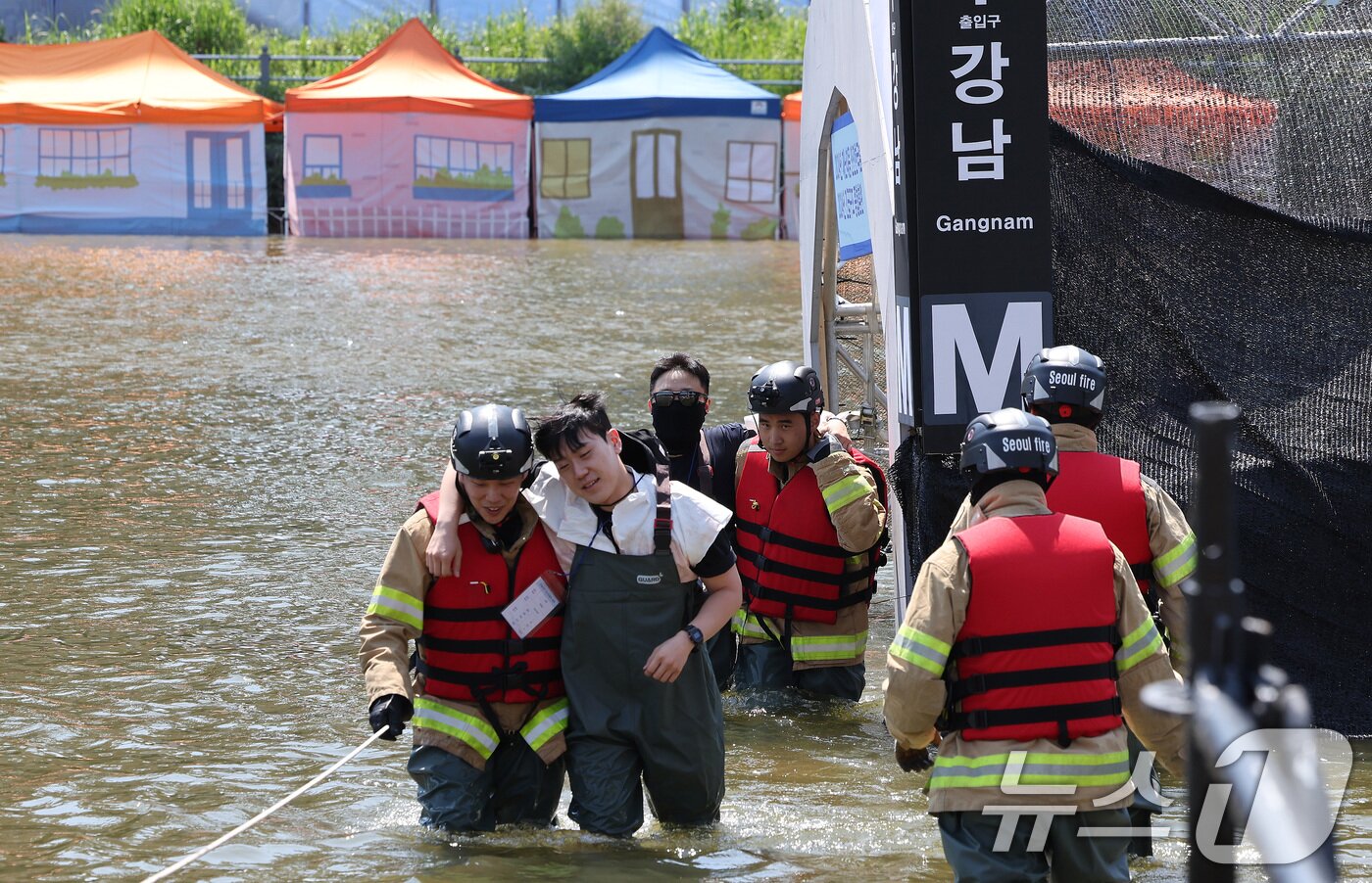 본문 이미지 - 31일 오후 서울 송파구 탄천공영주차장에서 열린 2024 강남구 안전한국훈련에서 풍수해 상황에 대응하는 수습복구 훈련이 진행되고 있다.  2024.5.31/뉴스1 ⓒ News1 이동해 기자