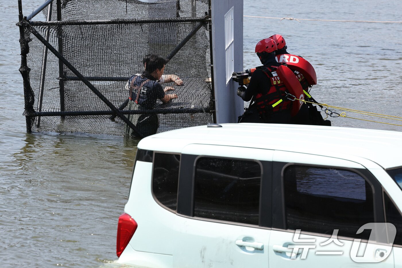 본문 이미지 - 31일 오후 서울 송파구 탄천공영주차장에서 열린 2024 강남구 안전한국훈련에서 풍수해 상황에 대응하는 수습복구 훈련이 진행되고 있다.  2024.5.31/뉴스1 ⓒ News1 이동해 기자