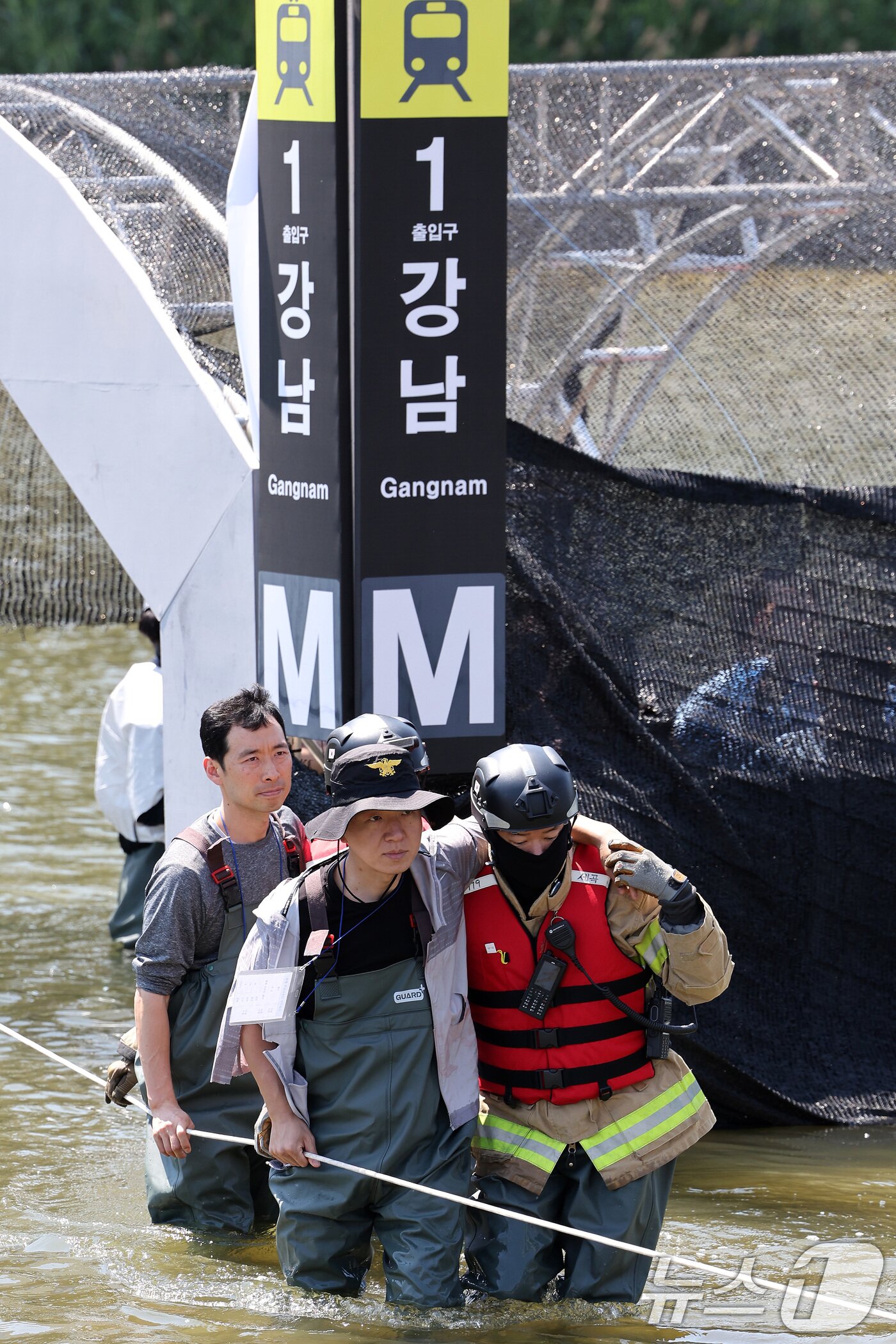 본문 이미지 - 31일 오후 서울 송파구 탄천공영주차장에서 열린 2024 강남구 안전한국훈련에서 풍수해 상황에 대응하는 수습복구 훈련이 진행되고 있다. 2024.5.31/뉴스1 ⓒ News1 이동해 기자