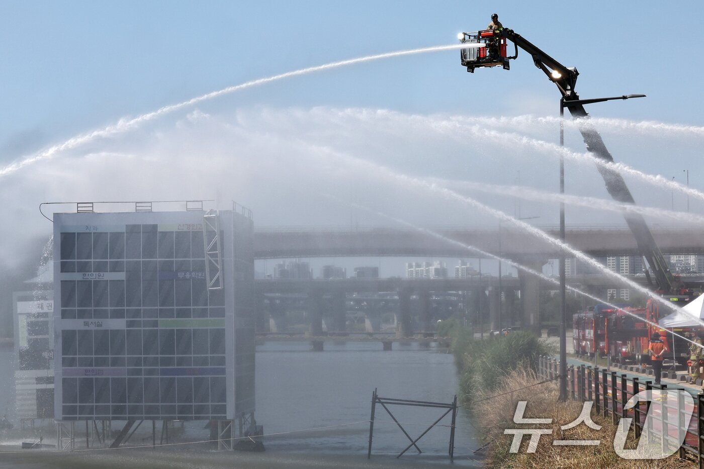 본문 이미지 - 31일 오후 서울 송파구 탄천공영주차장에서 열린 2024 강남구 안전한국훈련에서 풍수해 상황에 대응하는 수습복구 훈련이 진행되고 있다. 2024.5.31/뉴스1 ⓒ News1 이동해 기자