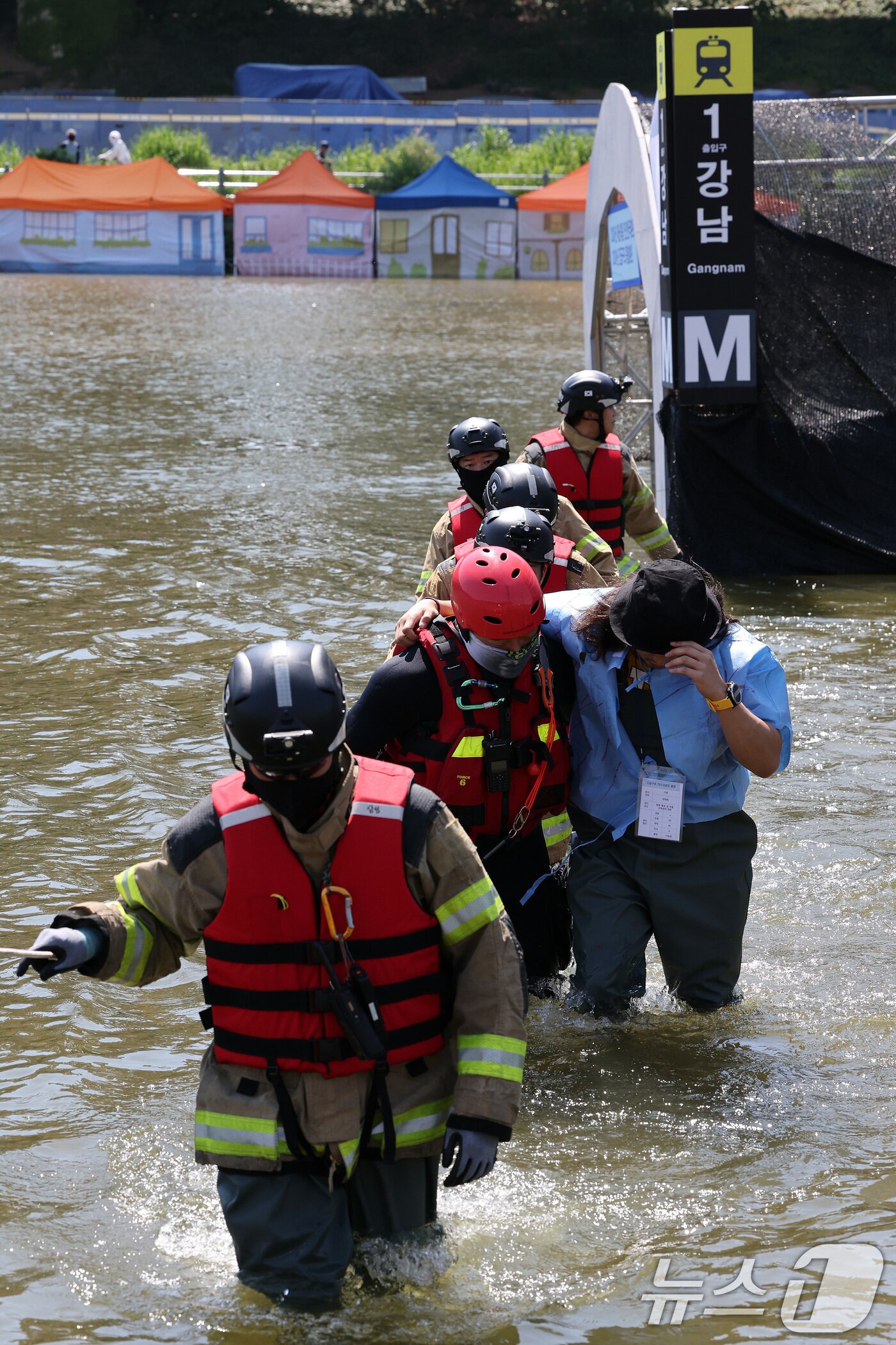 본문 이미지 - 31일 오후 서울 송파구 탄천공영주차장에서 열린 2024 강남구 안전한국훈련에서 풍수해 상황에 대응하는 수습복구 훈련이 진행되고 있다. 2024.5.31/뉴스1 ⓒ News1 이동해 기자