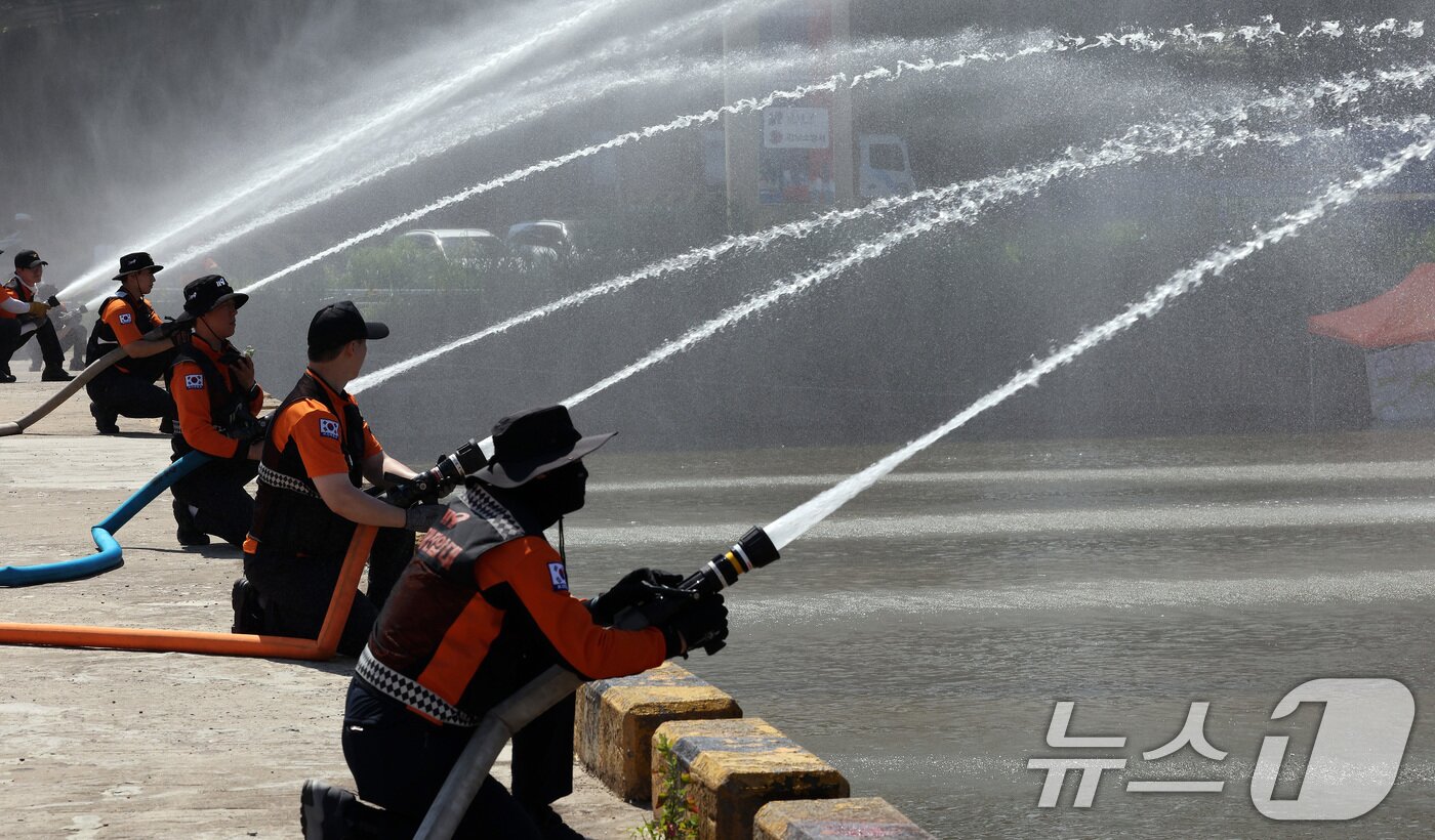 본문 이미지 - 31일 오후 서울 송파구 탄천공영주차장에서 열린 2024 강남구 안전한국훈련에서 풍수해 상황에 대응하는 수습복구 훈련이 진행되고 있다 2024.5.31/뉴스1 ⓒ News1 이동해 기자