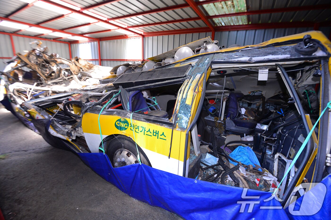 본문 이미지 - 광주 학동 참사 3주기를 열흘 앞둔 지난해 5월 31일 광주 북구 각화정수장에 당시 사고로 매몰됐던 운림54번 시내버스가 처참한 모습으로 보관되고 있다. 2024.5.31/뉴스1 ⓒ News1 이승현 기자