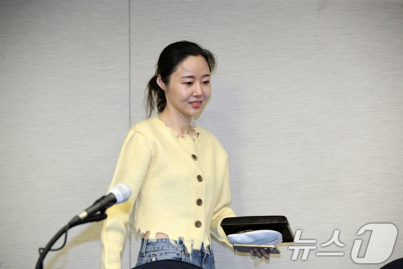 (서울=뉴스1) 이재명 기자 = 민희진 어도어 대표가 31일 오후 서울 중구 프레스센터에서 어도어 임시주주총회 관련 기자회견을 위해 발걸음을 옮기고 있다.  (공동취재) 2024. …