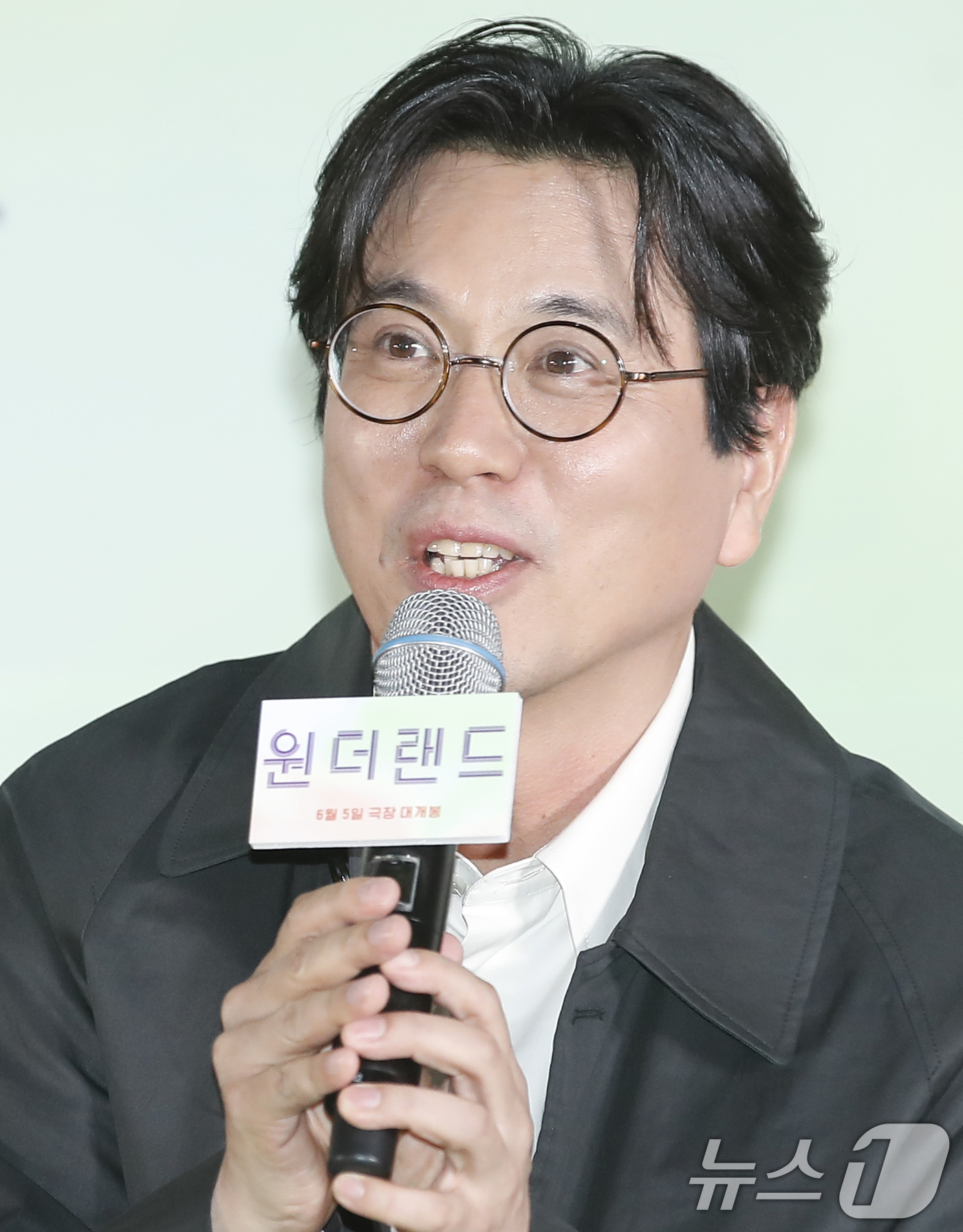 (서울=뉴스1) 권현진 기자 = 김태용 감독이 31일 서울 강남구 코엑스 메가박스에서 열린 영화 '원더랜드' 언론 시사회에서 인사말을 하고 있다.'원더랜드'는 죽은 사람을 인공지능 …