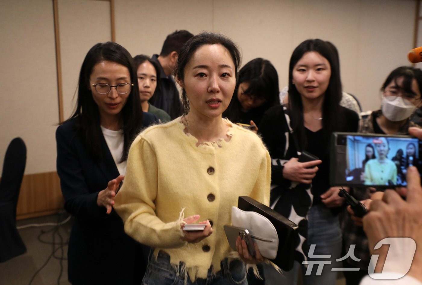 (서울=뉴스1) 이재명 기자 = 민희진 어도어 대표가 31일 오후 서울 중구 프레스센터에서 어도어 임시주주총회 관련 기자회견을 마친 후 나서고 있다.  (공동취재) 2024.5.3 …