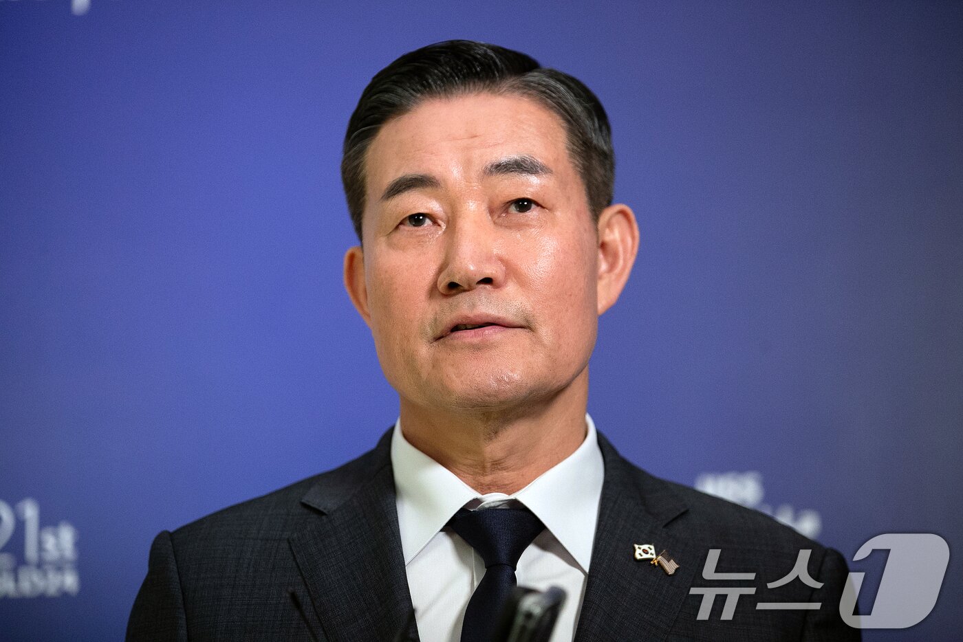 본문 이미지 - 신원식 국방부 장관이 31일 싱가포르 샹그릴라 호텔에서 열린 아시아안보회의&#40;샹그릴라 대화&#41;에서 댄 설리번&#40;Dan Sullivan&#41;, 태미 덕월스&#40;Tammy Duckworth&#41;, 라폰자 보틀러&#40;Laphonza Butler&#41; 미 상원의원단과 회담을 마치고 취재진의 질문에 답하고 있다. 2024.5.31/뉴스1 ⓒ News1 이승배 기자