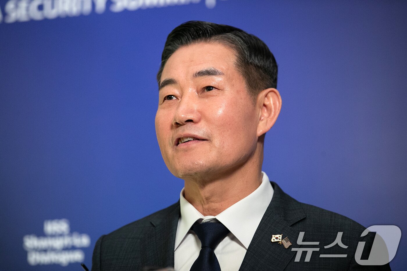 본문 이미지 - 신원식 국방부 장관이 31일 싱가포르 샹그릴라 호텔에서 열린 아시아안보회의(샹그릴라 대화)에서 댄 설리번(Dan Sullivan), 태미 덕월스(Tammy Duckworth), 라폰자 보틀러(Laphonza Butler) 미 상원의원단과 회담을 마치고 취재진의 질문에 답하고 있다. 2024.5.31/뉴스1 ⓒ News1 이승배 기자