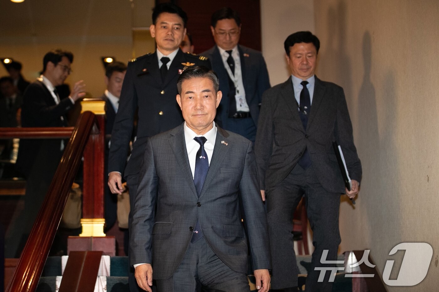 본문 이미지 - 신원식 국방부 장관이 31일 싱가포르 샹그릴라 호텔에서 열린 아시아안보회의&#40;샹그릴라 대화&#41;에서 댄 설리번&#40;Dan Sullivan&#41;, 태미 덕월스&#40;Tammy Duckworth&#41;, 라폰자 보틀러&#40;Laphonza Butler&#41; 미 상원의원단과 회담을 마치고 도어스테핑을 위해 발걸음을 옮기고 있다. 2024.5.31/뉴스1 ⓒ News1 이승배 기자