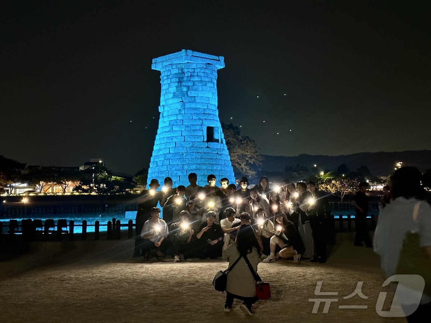본문 이미지 - 야경이 아름다운 천문대에서 수학여행단이 기념 사진을 남기고 있다ⓒ News1 윤슬빈 기자