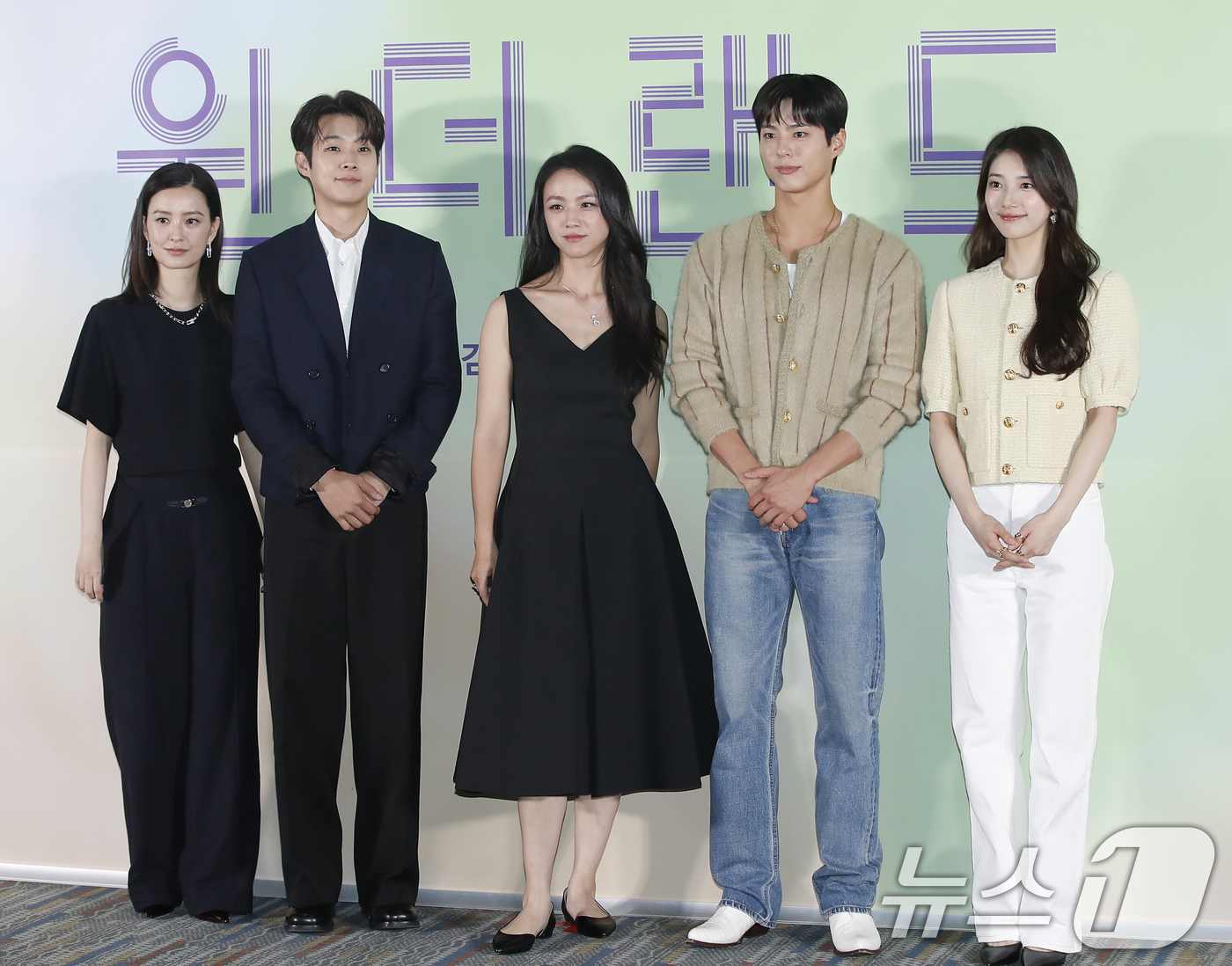(서울=뉴스1) 권현진 기자 = 배우 정유미(왼쪽부터)와 최우식, 탕웨이, 박보검, 수지가 31일 서울 강남구 코엑스 메가박스에서 열린 영화 '원더랜드‘ 언론 시사회에서 포즈를 취 …