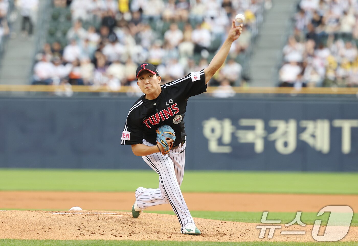 본문 이미지 - 31일 오후 서울 송파구 잠실야구장에서 열린 프로야구 '2024 신한 SOL 뱅크 KBO리그' LG 트윈스와 두산 베어스의 경기 1회말 LG 선발 투수 손주영이 역투하고 있다. 2024.5.31뉴스1 ⓒ News1 김민지 기자