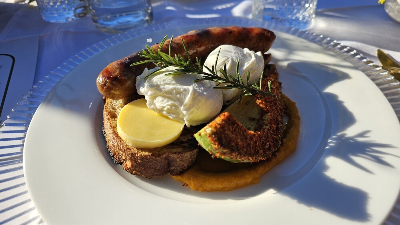 본문 이미지 - 양고기 소시지를 곁들인 호주 농가의 아침 식사. /사진 = 장도민 기자