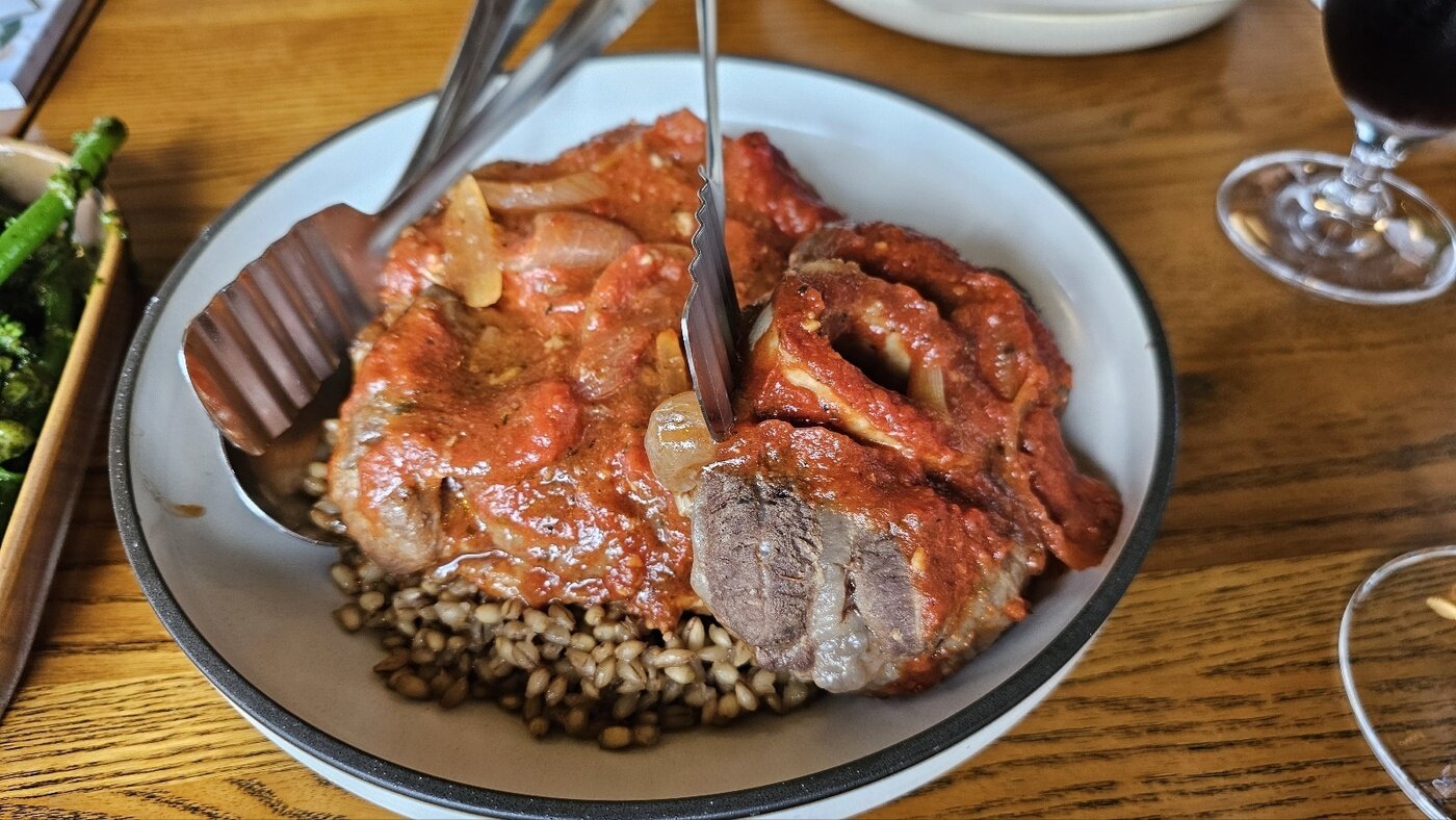 본문 이미지 - 호주 깁스랜드 농가에서 운영 중인 레스토랑의 오소부코. /사진 = 장도민 기자