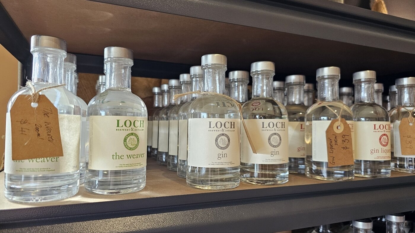 본문 이미지 - 깁스랜드 로크(Loch) 지역 양조장에서 판매용 위스키, 진, 럼을 진열해 놨다. /사진 = 장도민 기자