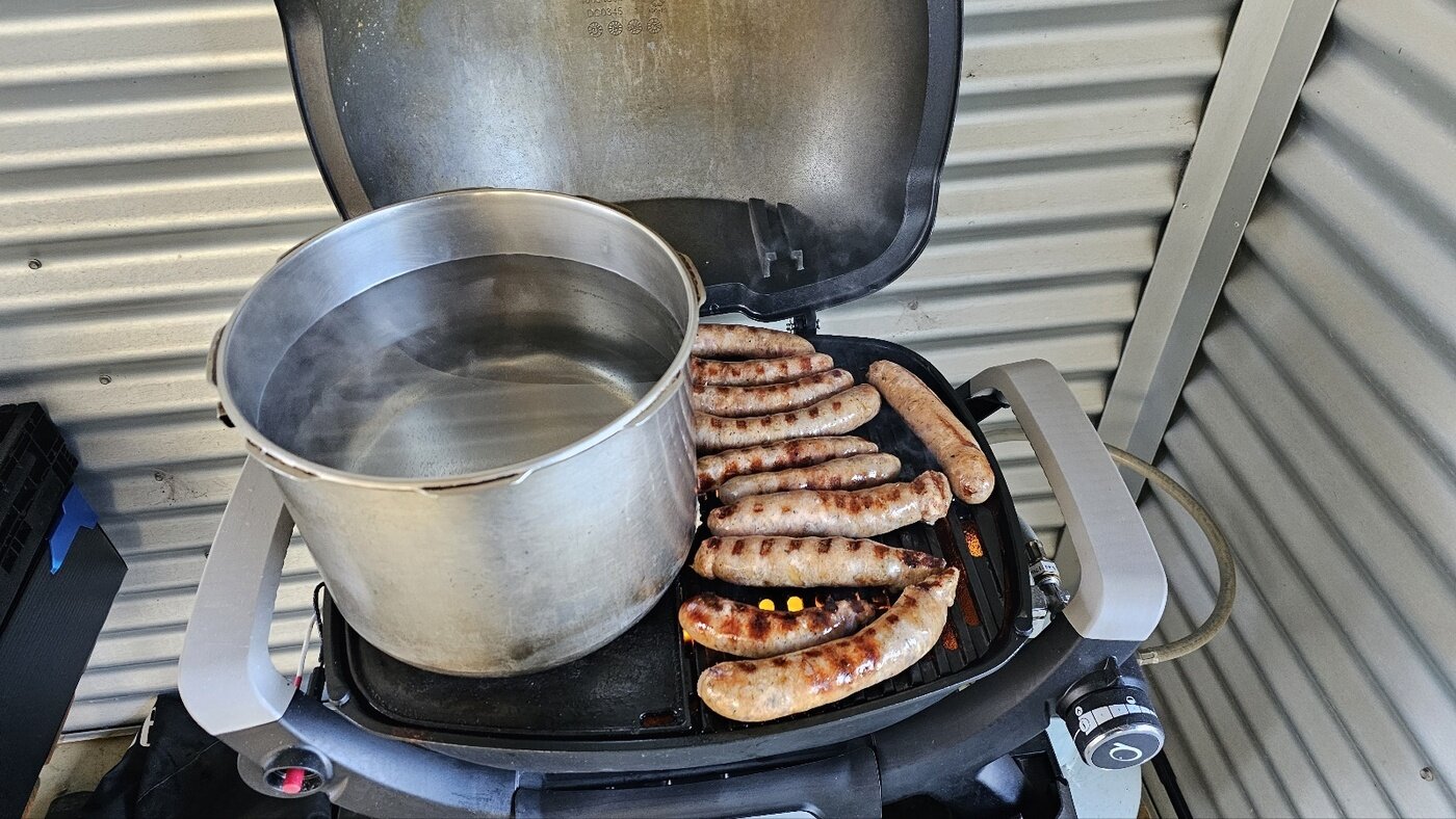 본문 이미지 - 호주산 양고기 소시지가 구워지고 있다. /사진 = 장도민 기자