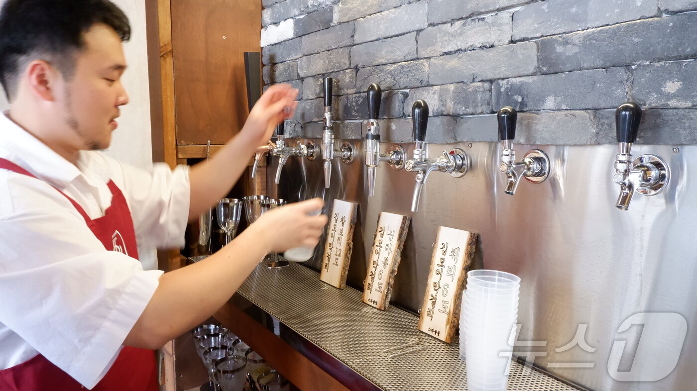 본문 이미지 - 김민영(25) 경주식회사 대표가 막걸리를 따르고 있다ⓒ News1 윤슬빈 기자 