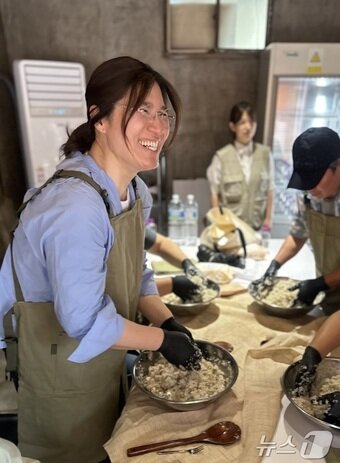 본문 이미지 - 막걸리 빚기 체험에 나선 장미란 문화체육관광부 제2차관ⓒ News1 윤슬빈 기자