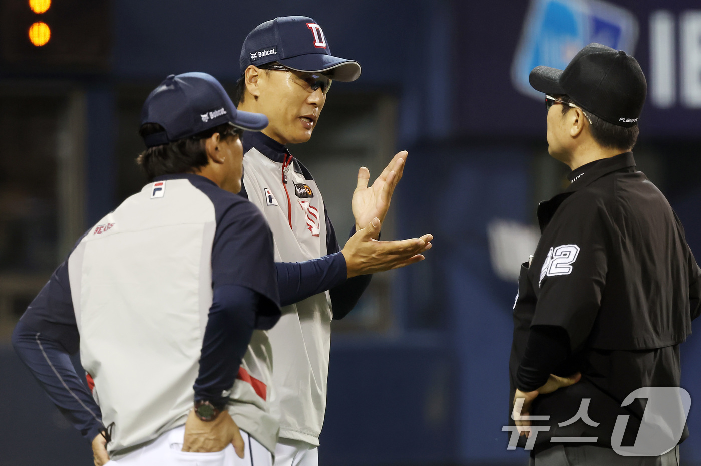 (서울=뉴스1) 김민지 기자 = 31일 오후 서울 송파구 잠실야구장에서 열린 프로야구 '2024 신한 SOL 뱅크 KBO리그' LG 트윈스와 두산 베어스의 경기 6회초 1사 3루 …