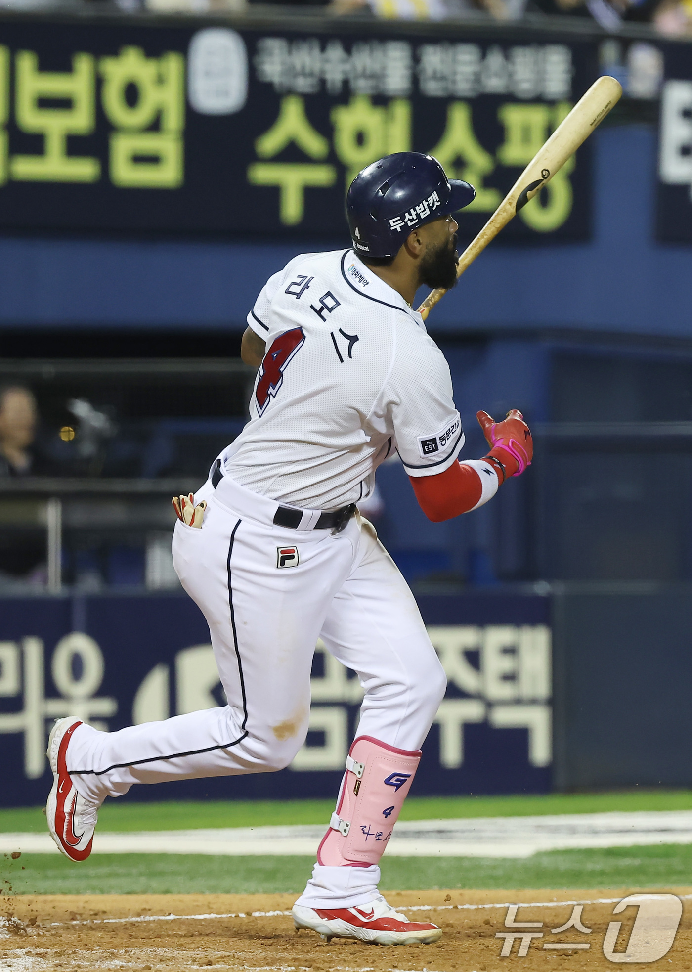 (서울=뉴스1) 김민지 기자 = 31일 오후 서울 송파구 잠실야구장에서 열린 프로야구 '2024 신한 SOL 뱅크 KBO리그' LG 트윈스와 두산 베어스의 경기 8회말 1사 주자 …