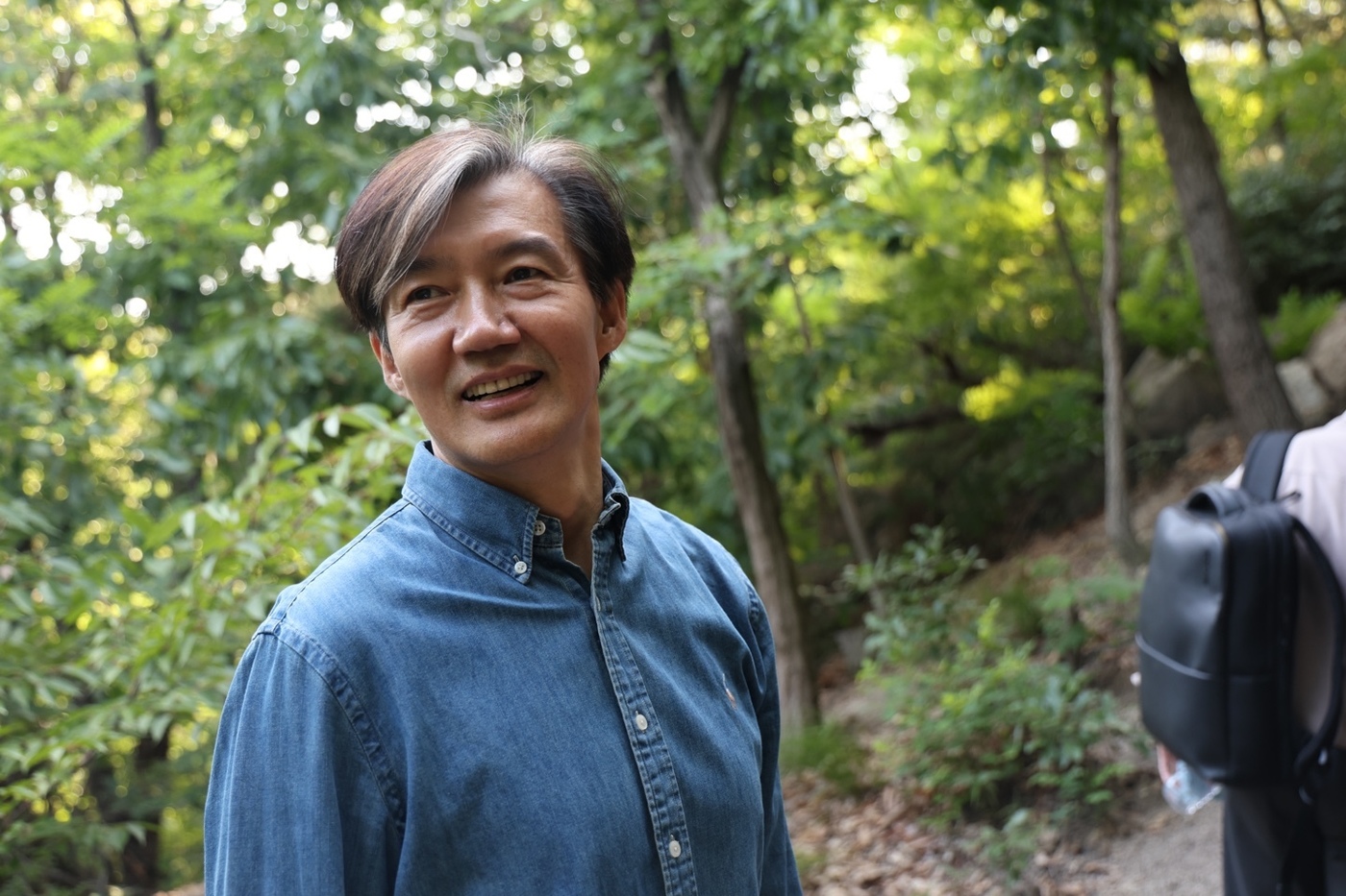 (서울=뉴스1) 한병찬 기자 = 조국 조국혁신당 대표가 31일 오후 서울 종로구 인왕산 둘레길에서 당 출입 기자들과 함께 산책을 즐기고 있다.(조국혁신당 제공) 2024.5.31/ …