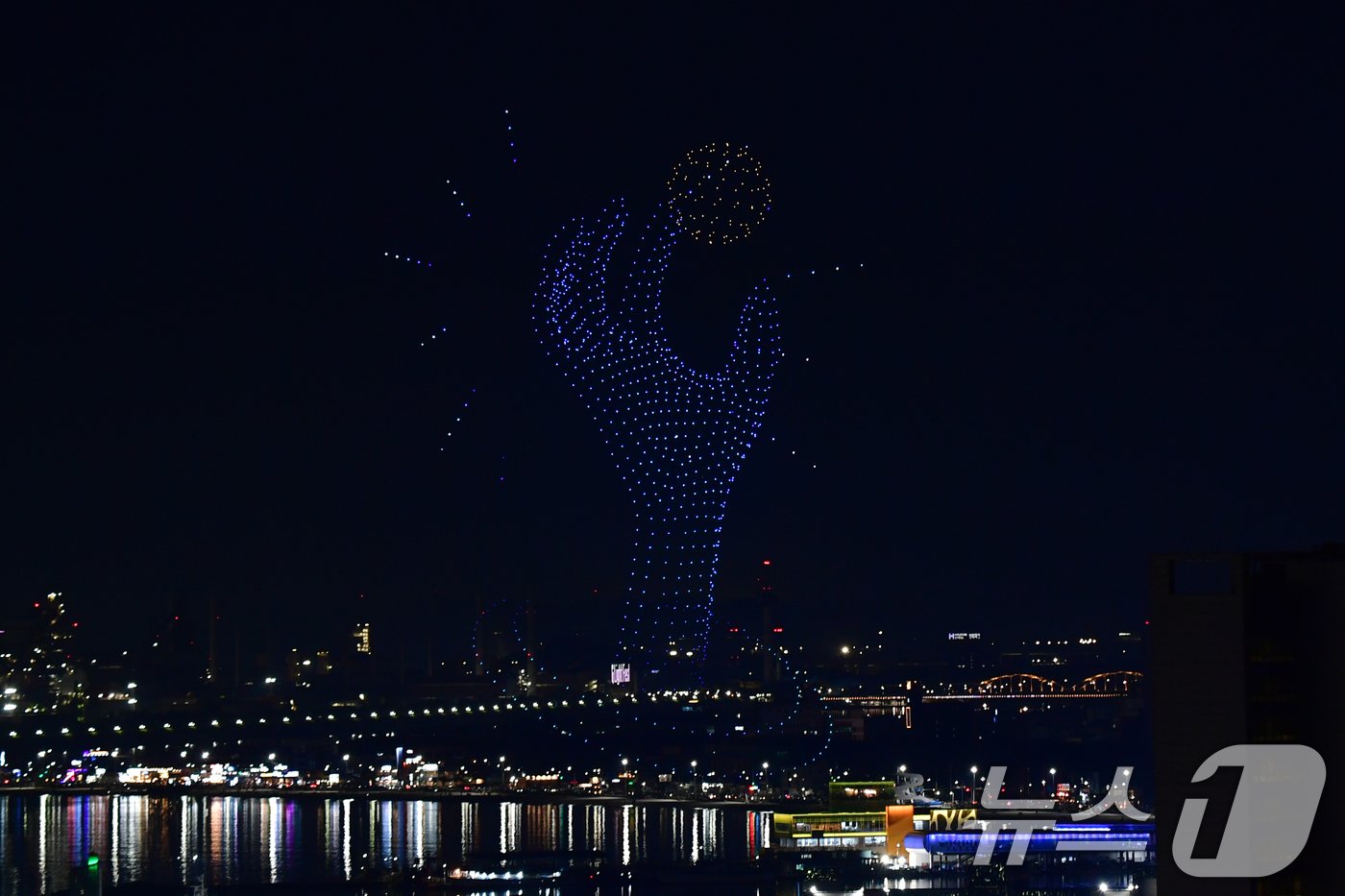 본문 이미지 -  '2024 포항국제불빛축제'를 맞아 1000대의 드론이 호미곶 상생의 손을 만들고 있다. 2024.5.31/뉴스1 ⓒ News1 최창호 기자
