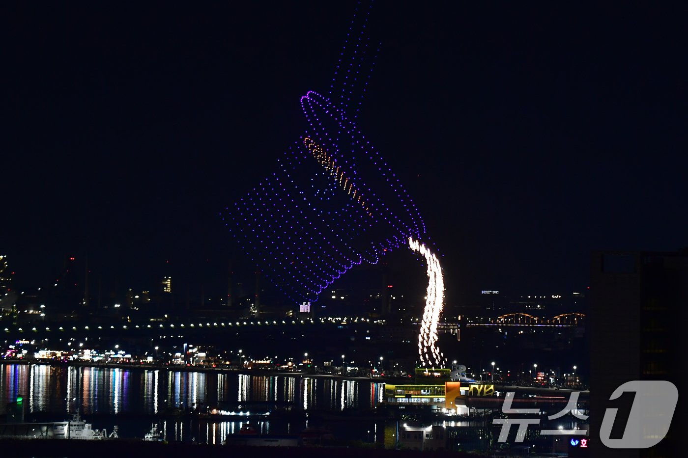 본문 이미지 - '2024 포항국제불빛축제'를 맞아 1000대의 드론이 포스코 포항제철소 용광로 쇳뮬 작업을 연출하고 있다. 2024.5.31/뉴스1 ⓒ News1 최창호 기자