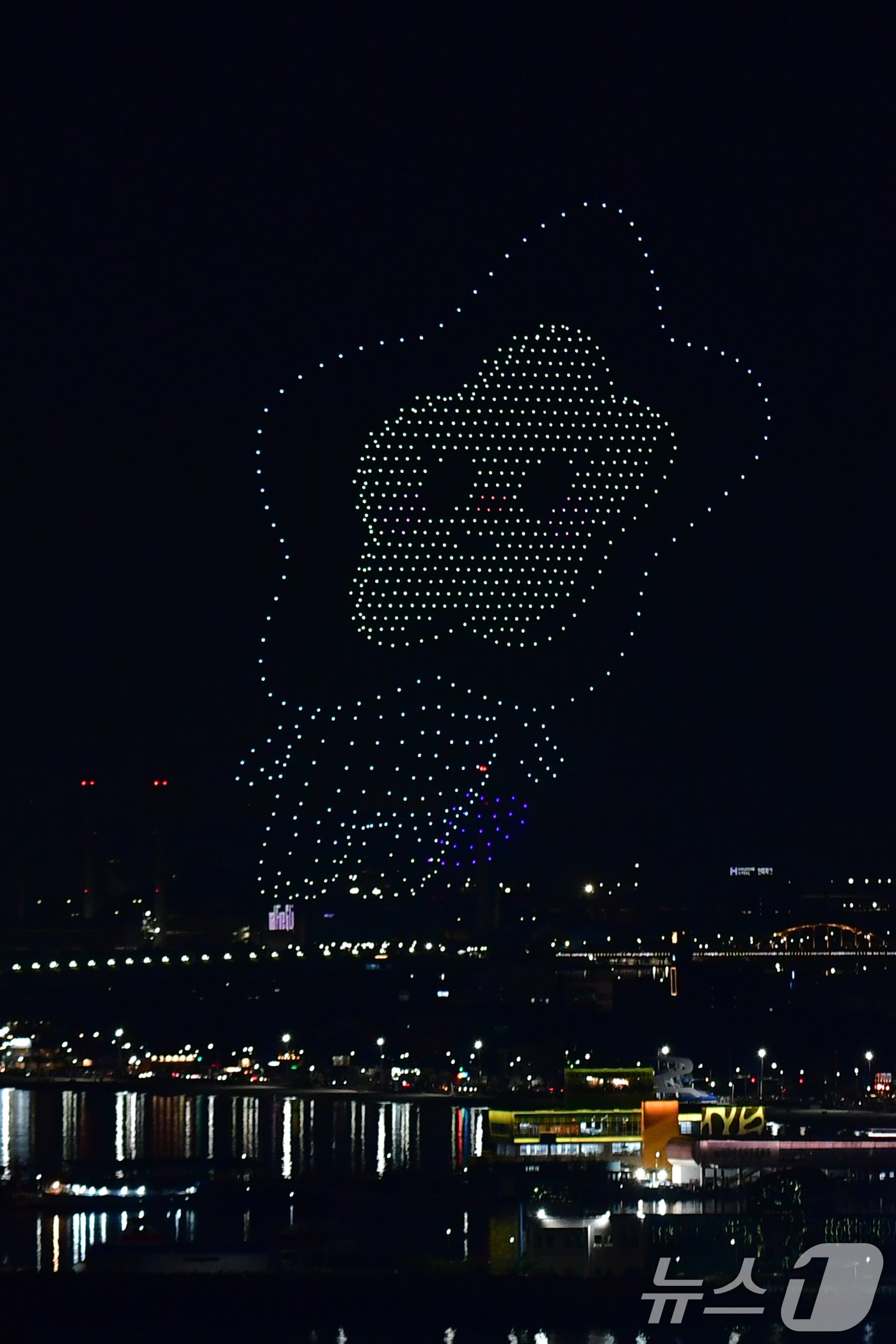 본문 이미지 -  '2024 포항국제불빛축제'를 맞아 1000대의 드론이 포항시 마스코트 연오를 만들고 있다. 2024.5.31/뉴스1 ⓒ News1 최창호 기자