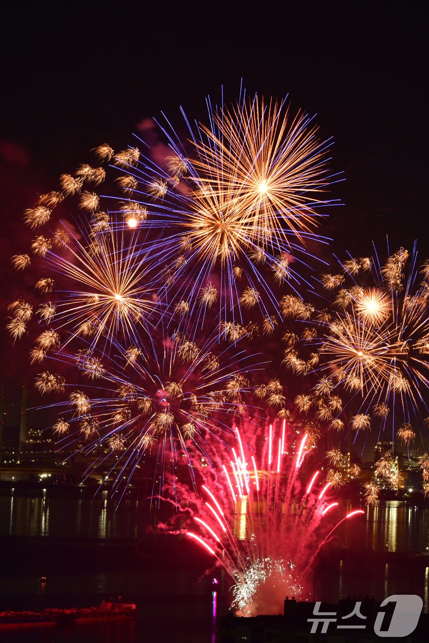 본문 이미지 -  '2024 포항국제불빛축제' 개막을 맞아 화려한 불꽃이 밤하늘을 수놓고 있다. 2024.5.31/뉴스1 ⓒ News1 최창호 기자