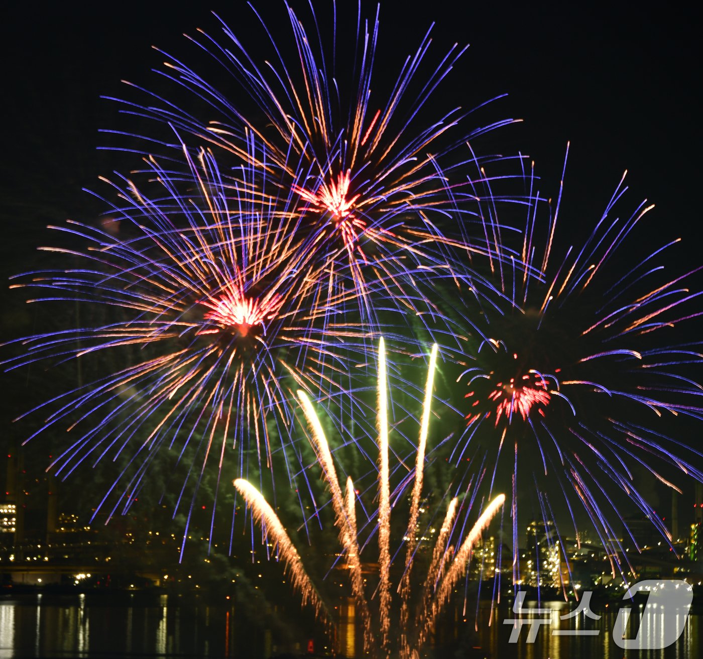 본문 이미지 -  '2024 포항국제불빛축제' 개막을 맞아 화려한 불꽃이 밤하늘을 수놓고 있다. 2024.5.31/뉴스1 ⓒ News1 최창호 기자