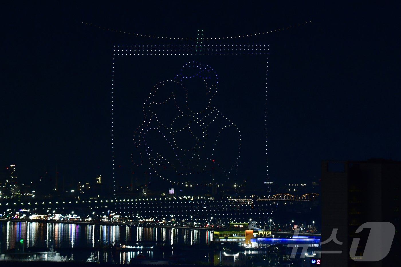 본문 이미지 - 2024 포항국제불빛축제'를 맞아 1000대의 드론이 다정한 가족을 표현하고 있다. 2024.5.31/뉴스1 ⓒ News1 최창호 기자 