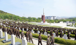 북한 조국해방전쟁참전열사묘를 찾은 전국분주소장회의 참가자들