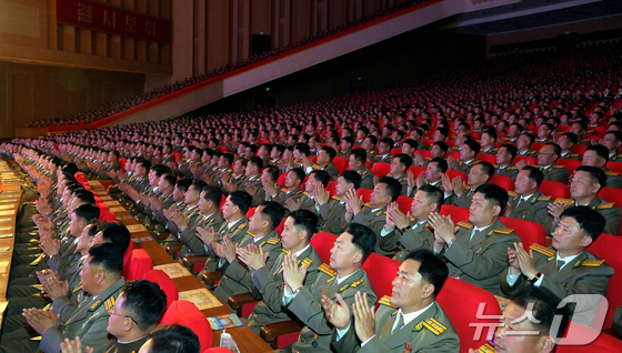 사회안전성 예술단체 공연 관람하는 북한 전국분주소장회의 참가자들