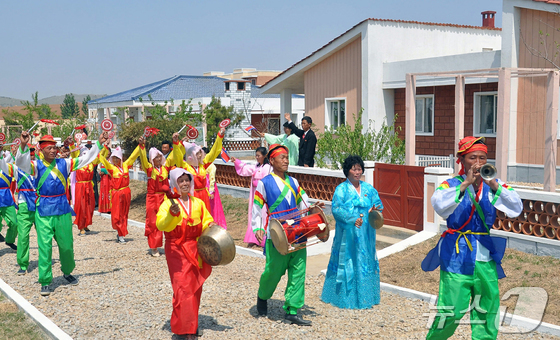 북한 황주군 순천리 살림집 입사모임을 축하하는 행렬