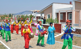 북한 황주군 순천리 살림집 입사모임을 축하하는 행렬