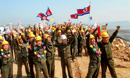석화 간석지 1차 물막이 공사 마친 북한 군인 건설자들