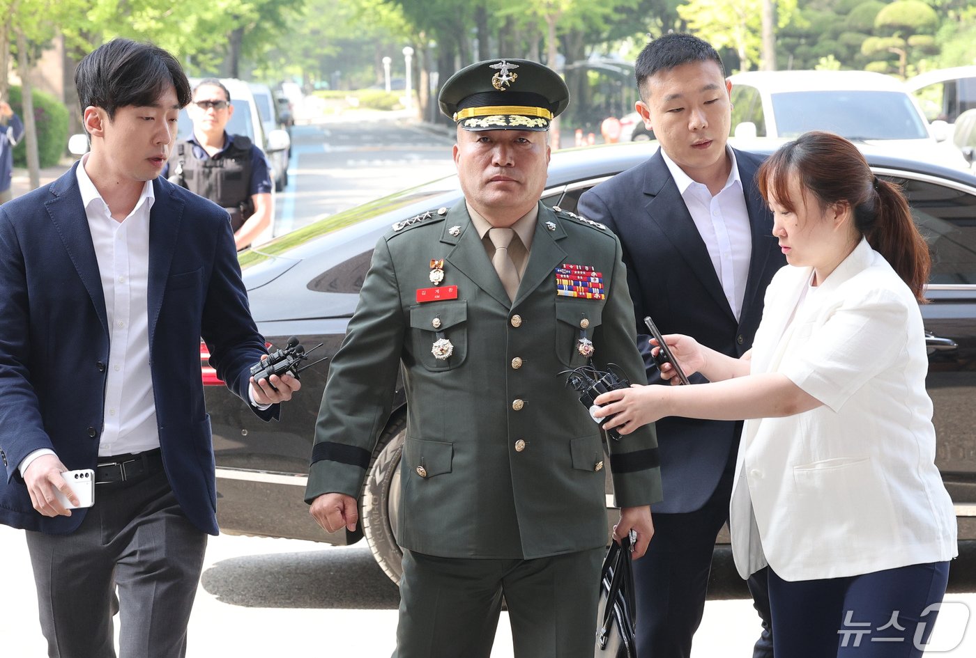 본문 이미지 - 채상병 사건 수사 외압 의혹을 받고 있는 김계환 해병대 사령관이 4일 오전 경기 과천시 정부과천청사 고위공직자범죄수사처에 조사를 받기 위해 출석하고 있다. 2024.5.4/뉴스1 ⓒ News1 장수영 기자