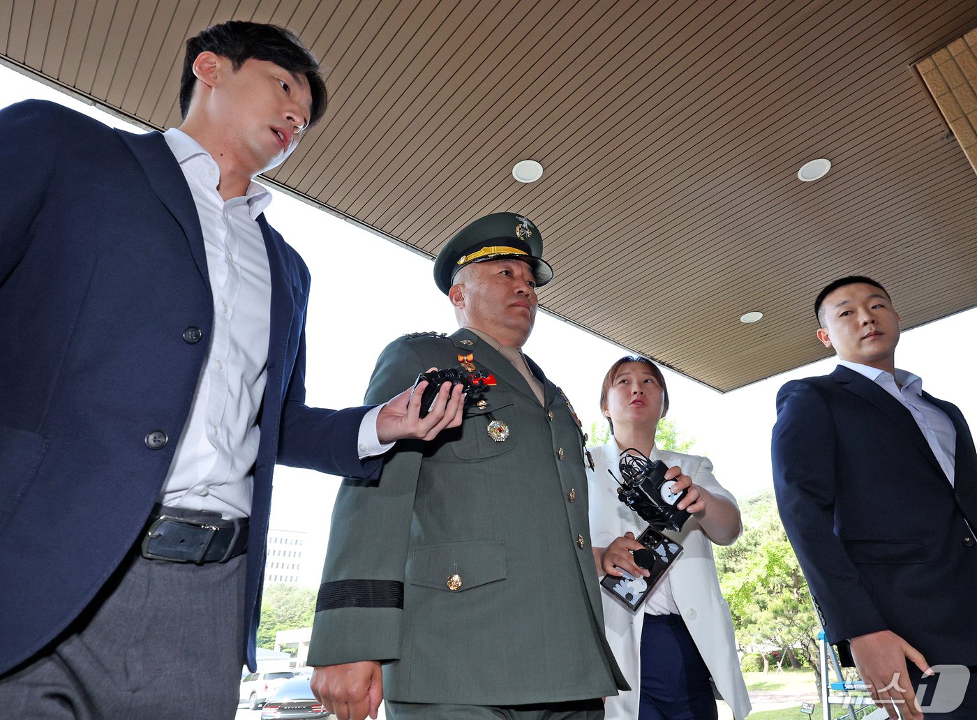 본문 이미지 - 채상병 사건 수사 외압 의혹을 받고 있는 김계환 해병대 사령관이 4일 오전 경기 과천시 정부과천청사 고위공직자범죄수사처에 조사를 받기 위해 출석하고 있다. 2024.5.4/뉴스1 ⓒ News1 장수영 기자