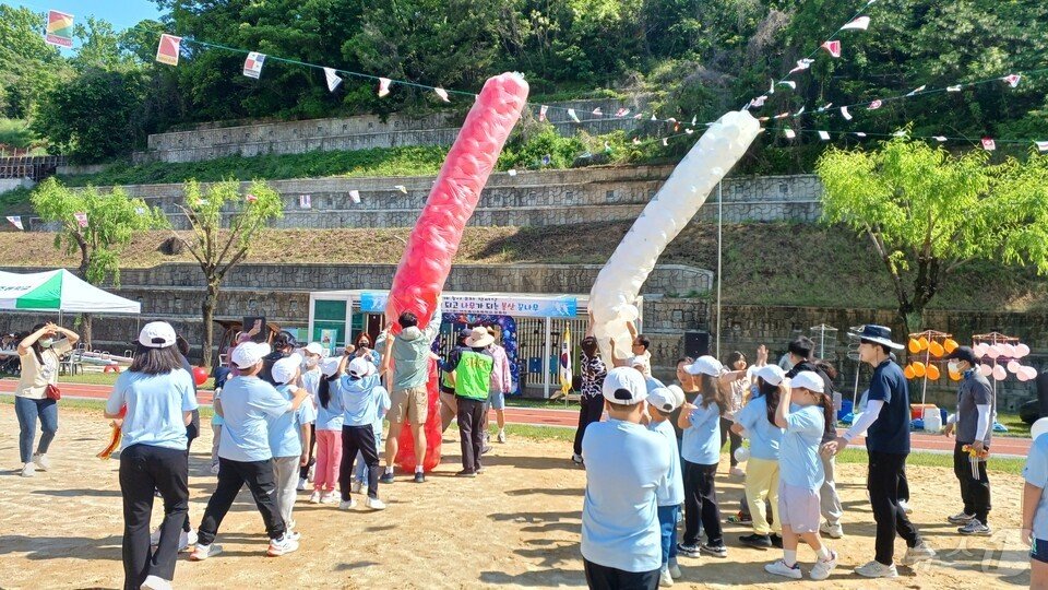 본문 이미지 - <strong>여수봉산초</strong>(교장 강정이)- 3일 학생, 학부모, 교직원이 참여한 '세계 놀이 문화 한마당'을 실시했다. 문화의 다양성을 이해하고 교육공동체의 유대감 강화를 위해 마련된 이날 행사에서는 일본, 필리핀, 인도, 인도네시아, 러시아 등의 전통 놀이와 '지네발 기차', '캥거루 주머니', '날아라 슛돌이'등의 프로그램으로 진행됐다.(전남교육청 제공)/뉴스1 