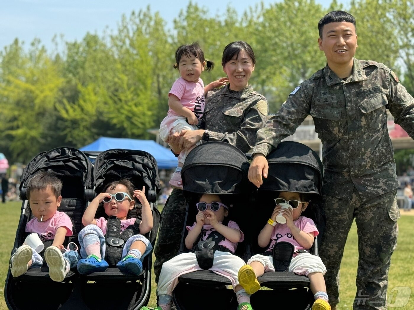 본문 이미지 - 4일 인천시 부평구 육군17사단에서 어린이날을 맞아 열린 부대개방행사에서 김진수(33) 대위와 서혜정 소령(33) 부부와 다섯쌍둥이들이 기념촬영을 하고 있다.2024.5.4 ⓒ News1 박소영 기자
